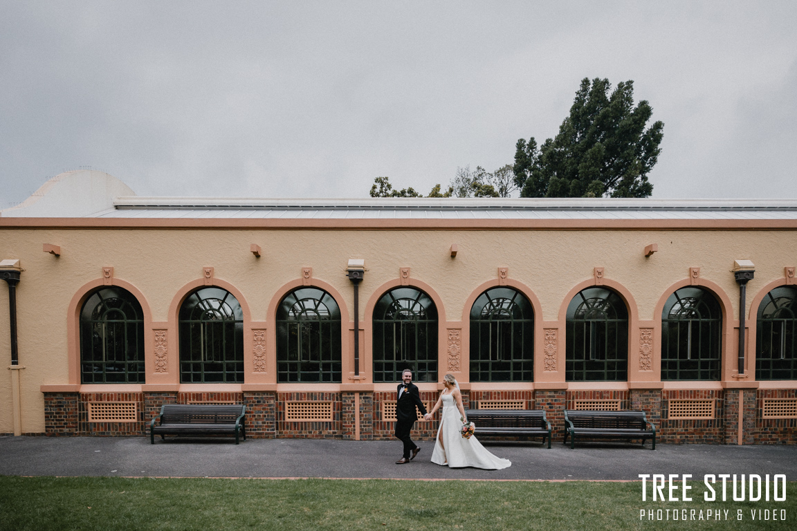 Melbourne wedding photographer takes photo of location photos